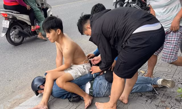 [CLIP] Người dân truy đuổi, tóm gọn tên cướp tiệm vàng ở TPHCM
