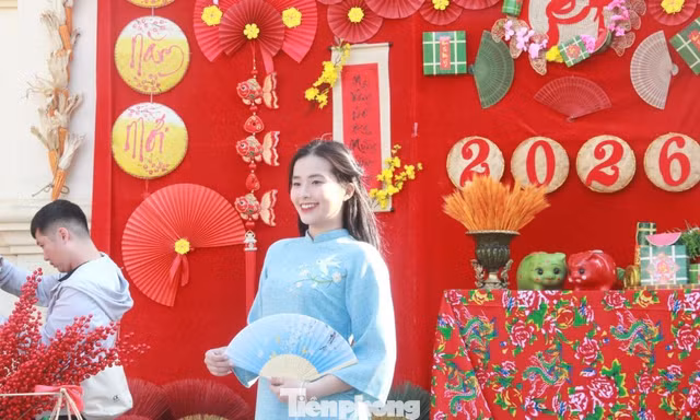 Không gian Tết cổ truyền tại Nhà truyền thống Thủ Dầu Một thu hút giới trẻ