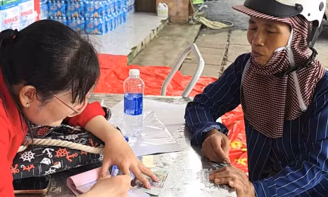 Ấm áp những tấm lòng sẻ chia với đồng bào vùng lũ lụt