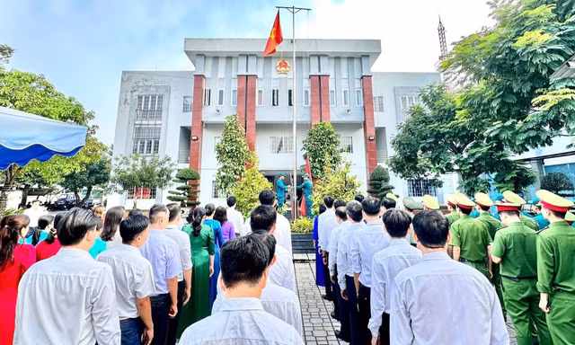 Buổi chào cờ đặc biệt sau một tháng vận hành chính quyền hai cấp ở TPHCM