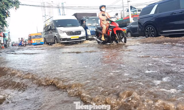 Triều cường dâng cao, cửa ngõ TPHCM ngập nặng, người dân vất vả đi làm