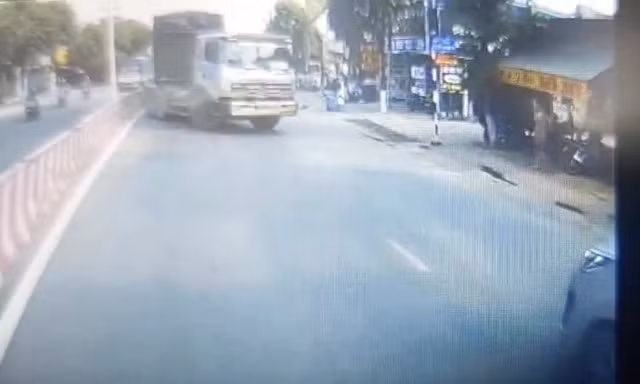 Lái xe tải liều mạng chạy ngược chiều trên đường khiến các phương tiện phải dừng lại