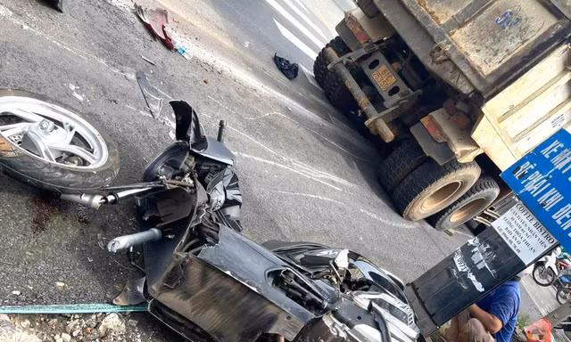 TPHCM: Hãi hùng xe ben ‘lùa’ loạt xe máy đang dừng đèn đỏ