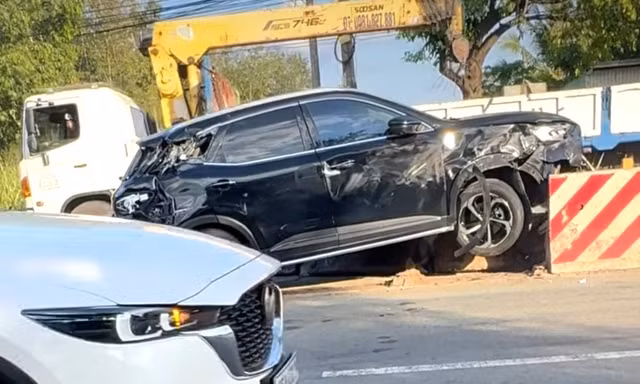 Xế hộp 'ủi' dải phân cách sau va chạm với xe đầu kéo container ở TPHCM 