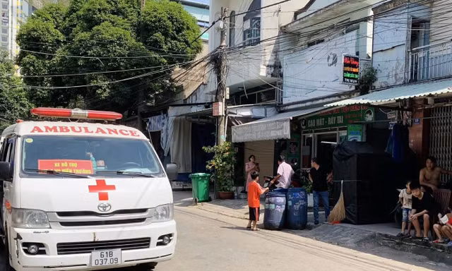 Người phụ nữ tá hỏa phát hiện bạn trai tử vong trước cửa phòng trọ