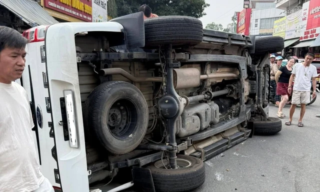 Ô tô lật ngang trong khu cư dân ở TPHCM sau va chạm