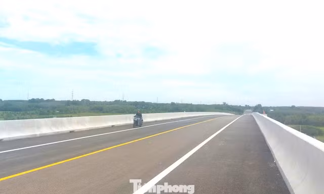 Nhìn toàn cảnh cầu vượt sông Sài Gòn nối TPHCM và Tây Ninh trước ngày thông xe