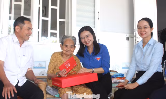 Bí thư T.Ư Đoàn Nguyễn Phạm Duy Trang thăm, tặng quà Mẹ Việt Nam Anh hùng và người dân ở TPHCM 