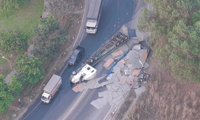 Xe đầu kéo container bất ngờ lật nhào trên 'khúc cua tử thần' ở Đồng Nai