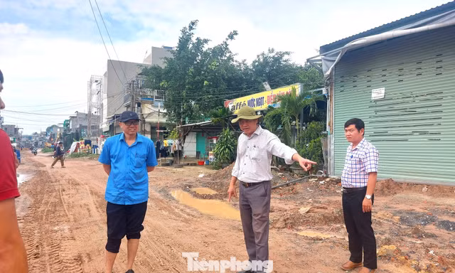 Chỉ đạo khẩn vụ học sinh phải lội bùn đến trường mỗi ngày ở TPHCM