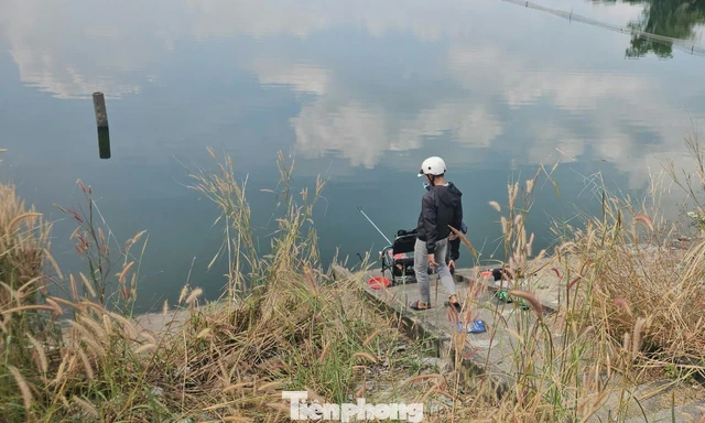 Đi câu cá, câu trúng thi thể người dưới hồ nước ở TPHCM