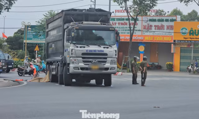 Người phụ nữ tử vong dưới bánh xe tải chiều 26 Tết