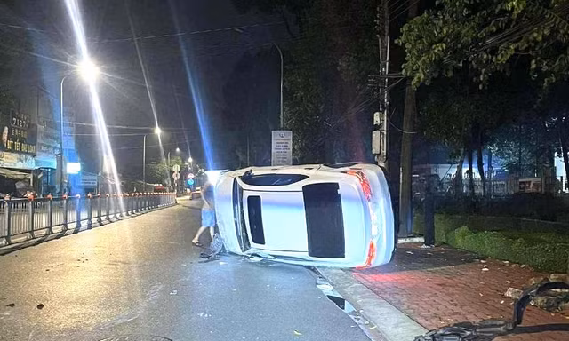 Ô tô lật giữa đường trong đêm ở TPHCM