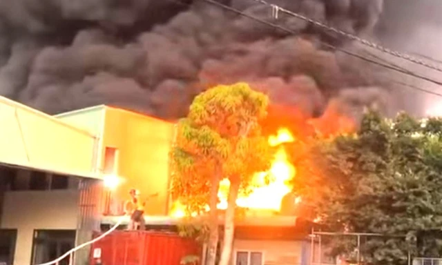 [Clip] Lửa đỏ rực bao trùm nhà xưởng trên tuyến đường huyết mạch ở TPHCM