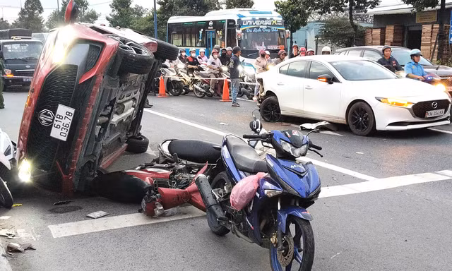 Tài xế đạp nhầm chân ga, ô tô tông loạn xạ nhiều phương tiện