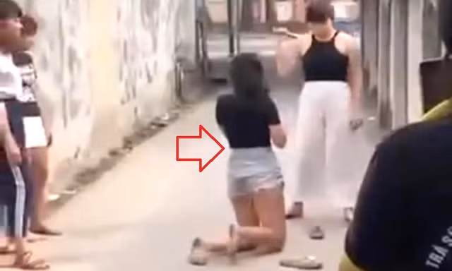 Bé gái bị vây đánh 'hội đồng' tàn nhẫn trong hẻm ở TPHCM