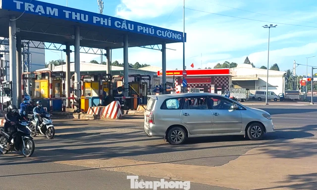 [VIDEO] Bất chấp biển cấm, ô tô nối đuôi tạt qua trạm thu phí ở TPHCM