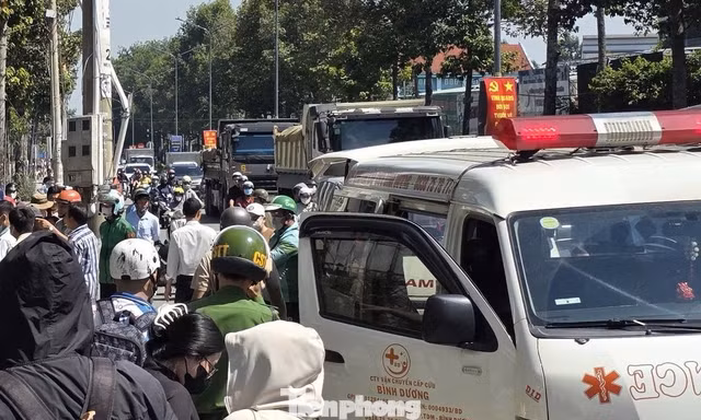 Taxi tông cây xanh, cuốn xe máy rồi lao vào nhà dân, một người tử vong