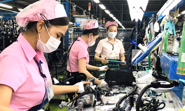 Tăng trưởng 2 con số: Không thể tiếp tục dựa vào vốn, lao động giá rẻ