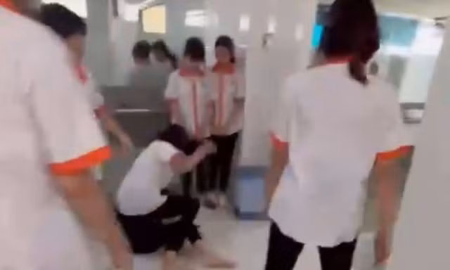 Nữ sinh bị đánh trong nhà vệ sinh của trường