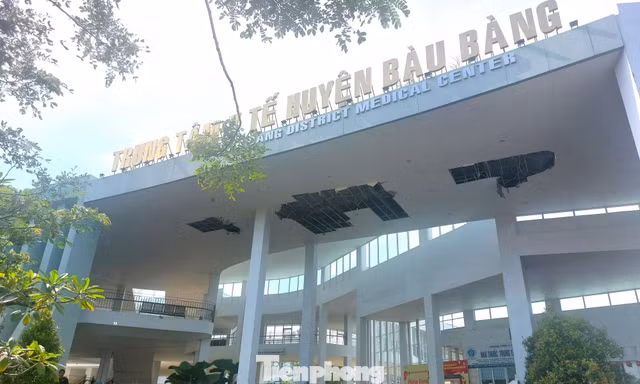 Bệnh viện bất an ở TPHCM: 'La phông' vỡ đổ, bệnh nhân phải đi vòng để khám