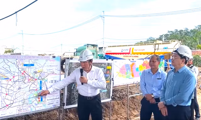 Phó Thủ tướng kiểm tra cầu và nút giao phức tạp nhất đường Vành đai 3 TPHCM