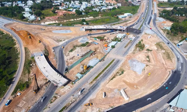 Cận cảnh nút giao trọng điểm trên tuyến Vành đai 3 TPHCM đang hoàn thiện 