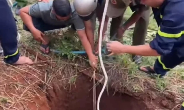 CLIP: Cảnh sát thả dây, giải cứu nạn nhân mắc kẹt dưới hố sâu hơn 10m ở Đồng Nai
