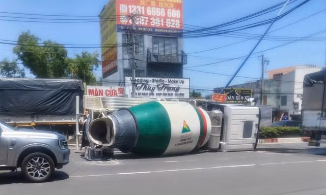 Xe bồn 'phơi bụng' sau khi lao lên dải phân cách, đâm gãy cột đèn 