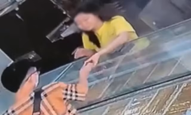Đã bắt được hai đối tượng cướp giật tài sản ở tiệm vàng TPHCM