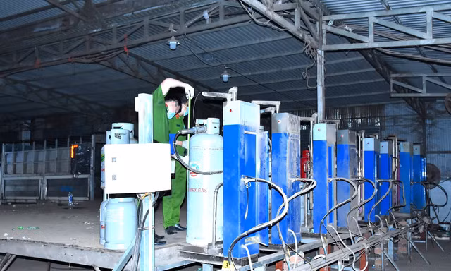 Cảnh sát đột kích 'đại bản doanh' sản xuất gas giả quy mô lớn