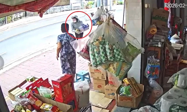 [CLIP] Cụ ông giằng co quyết liệt với kẻ cướp bia tại tiệm tạp hóa ở TPHCM