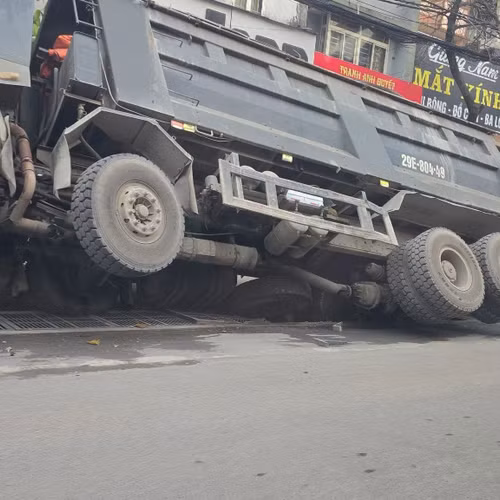 Xe tải 80 tấn 'sập hầm' trên công trường chống ngập 