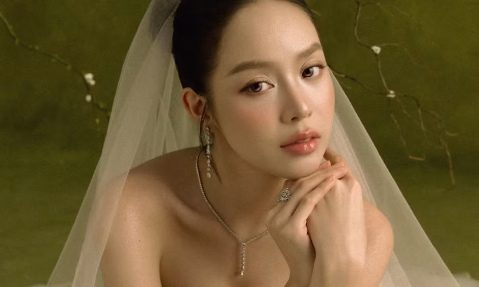 Hoa hậu Thanh Thủy mặc váy cưới 