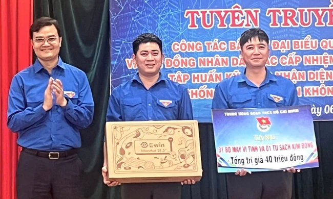Anh Bùi Quang Huy tặng quà, trao học bổng ở xã Chư Sê