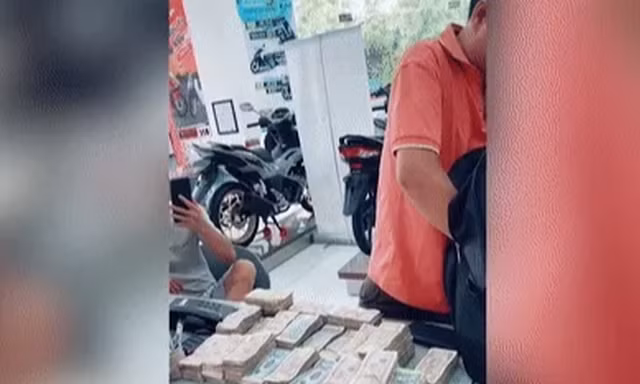 Chồng mang 11kg tiền lẻ mua xe máy tặng vợ gây 'bão' mạng