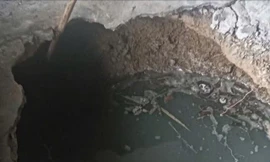 Tổ chức di dời ngôi nhà sàn của gia đình bà Lương Thị Xuân ra khỏi nơi nguy hiểm. 