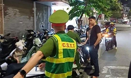 Chủ tịch Hà Nội yêu cầu 3 phường trung tâm kiểm tra các bãi xe không dùng tiền mặt vi phạm