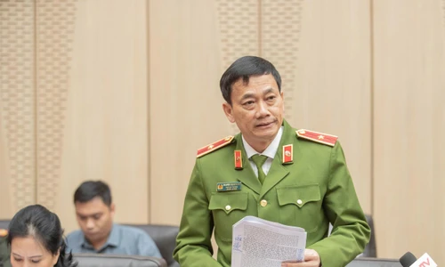 Thiếu tướng Nguyễn Mạnh Hùng, Phó Cục trưởng Cục C03 thông tin về vụ việc. Ảnh: Phạm Nam.