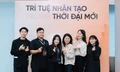 Chip Huyền (thứ 3, từ phải sang), tác giả cuốn sách Kỹ thuật AI: Xây dựng ứng dụng với Mô hình nền tảng, kỹ sư công nghệ, giảng viên, diễn giả chụp ảnh cùng bạn trẻ Việt Nam