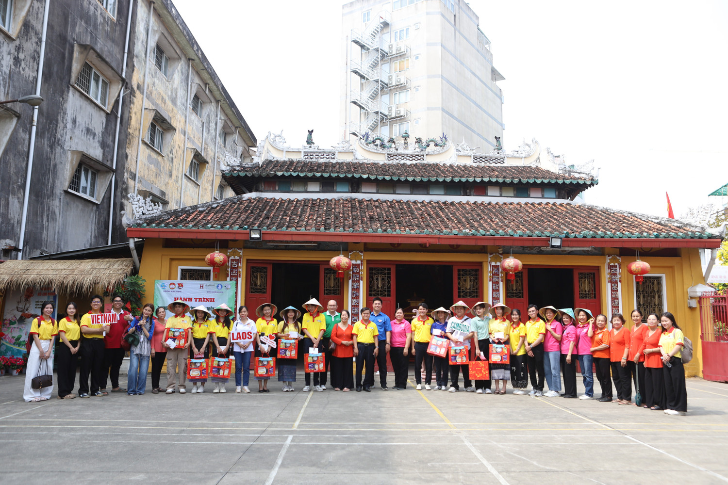 Bạn trẻ lưu kỷ niệm dưới m&aacute;i đ&igrave;nh trong kh&ocirc;ng kh&iacute; xu&acirc;n mới