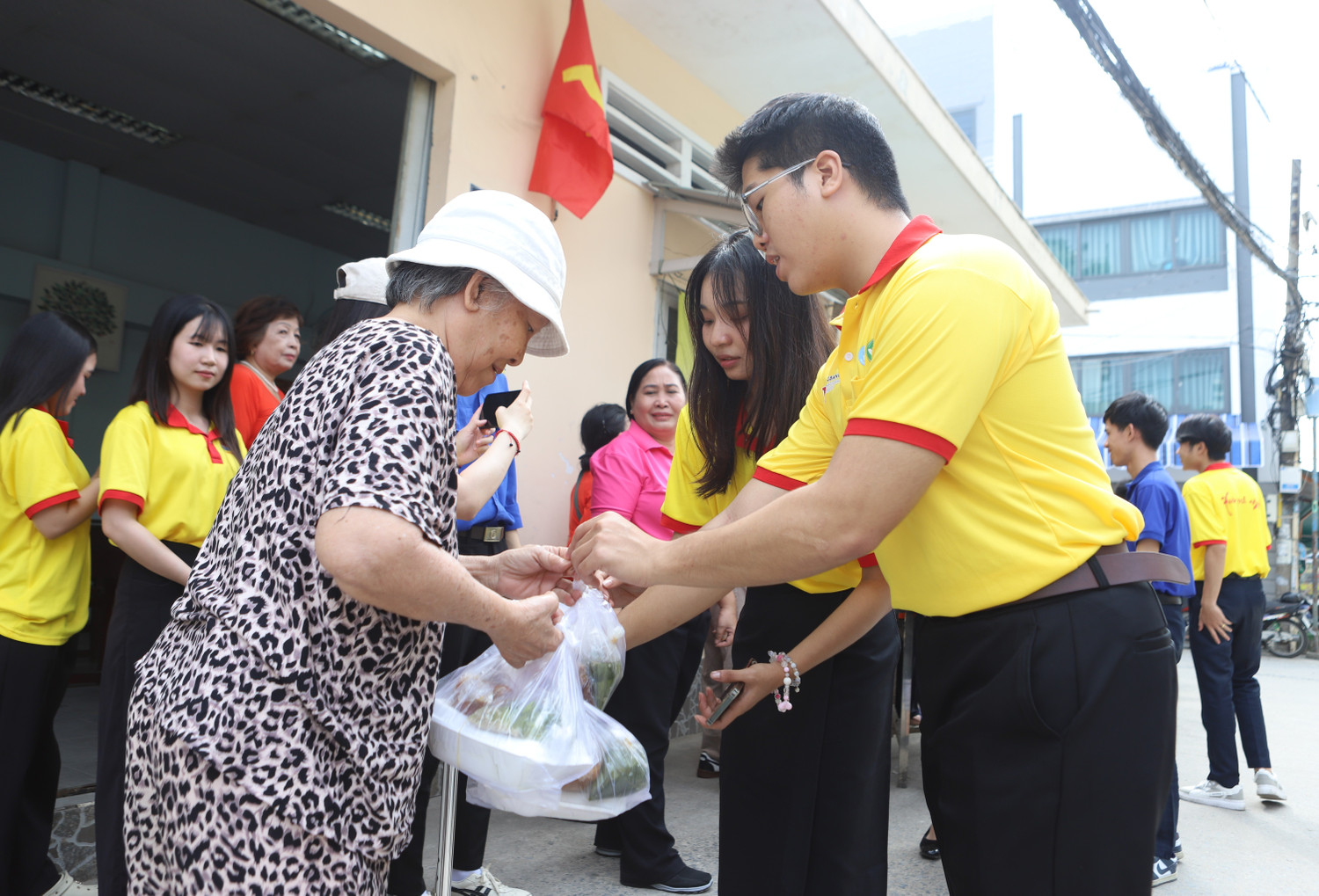 Sinh vi&ecirc;n L&agrave;o tặng cơm cho người phụ nữ thu mua ve chai
