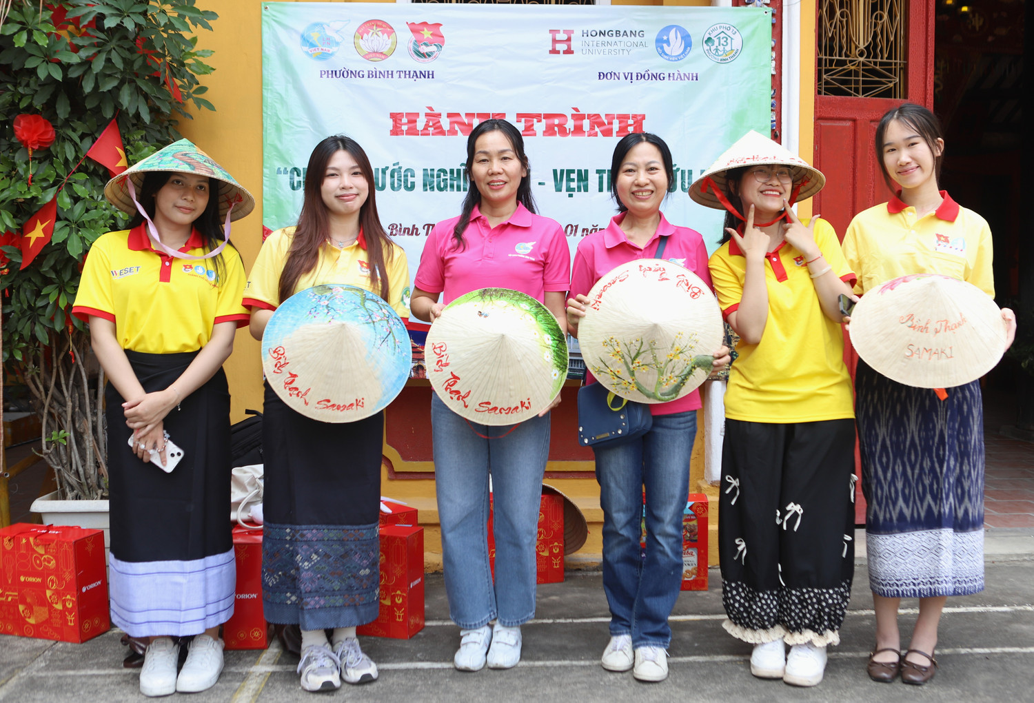 Sinh vi&ecirc;n L&agrave;o, Campuchia v&agrave; Việt Nam c&ugrave;ng tham gia h&agrave;nh tr&igrave;nh nghĩa t&igrave;nh