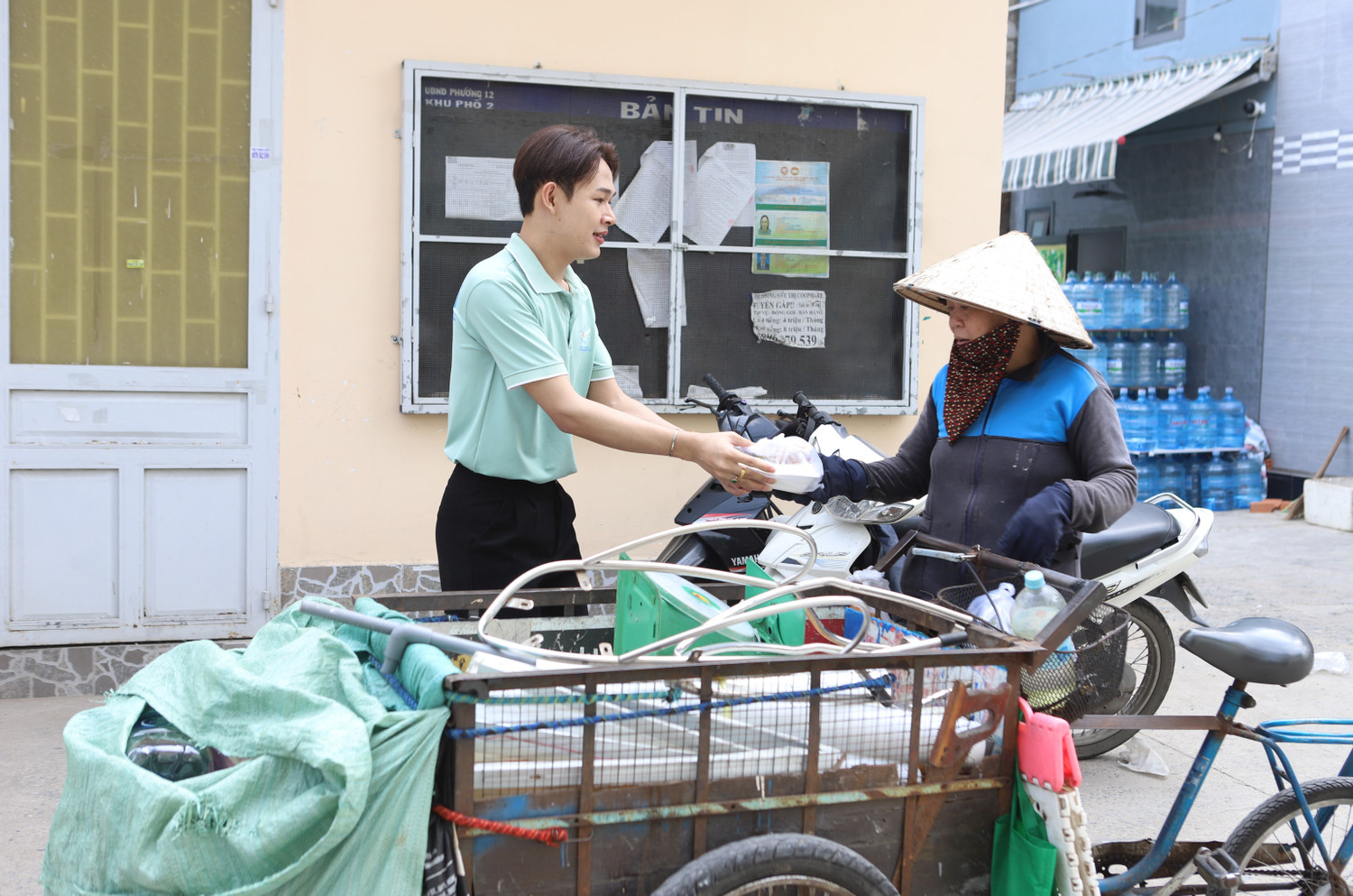 Sinh vi&ecirc;n L&agrave;o tặng cơm cho người phụ nữ thu mua ve chai