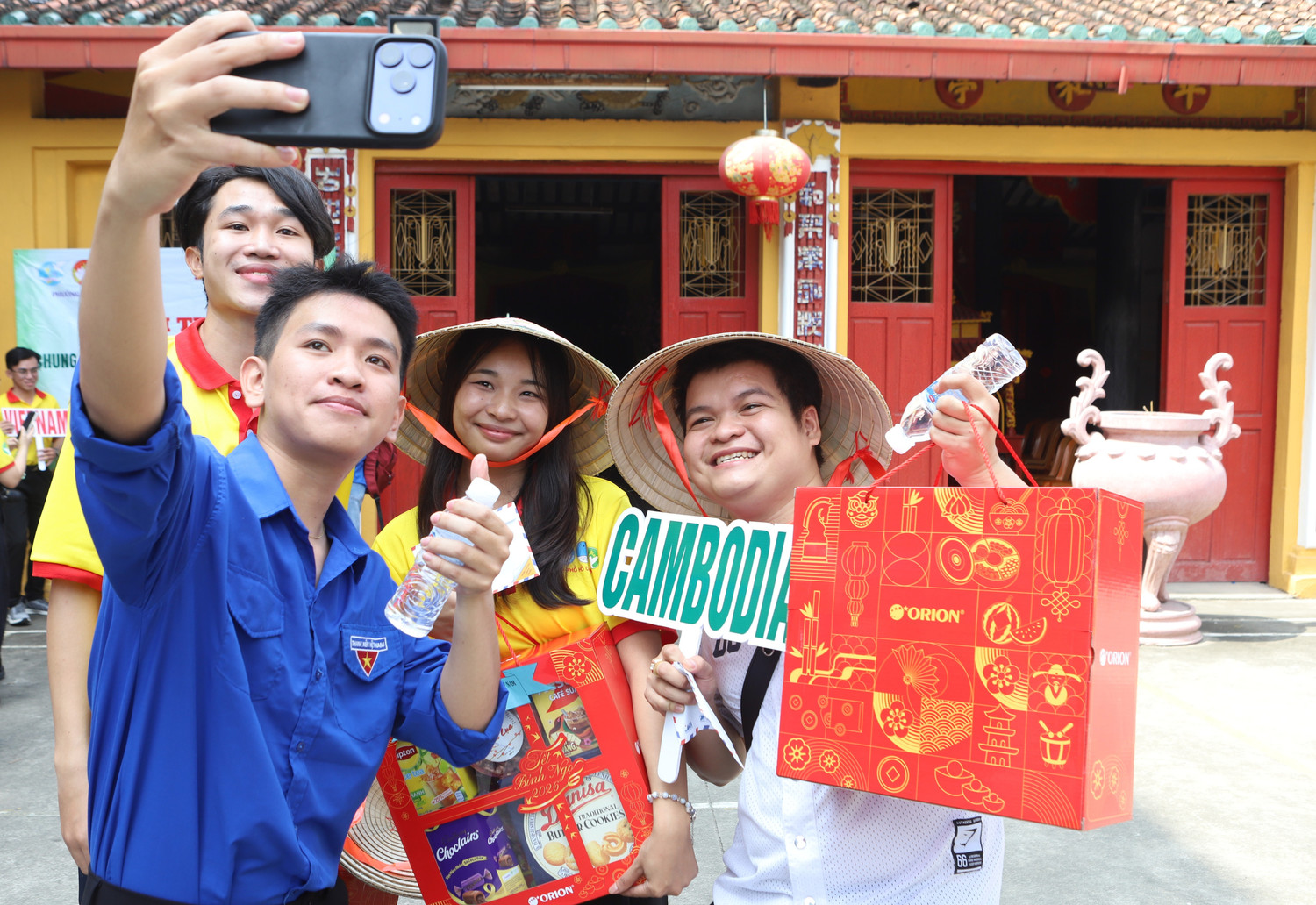 Ly Heng v&agrave; c&aacute;c bạn check‑in với phần qu&agrave;