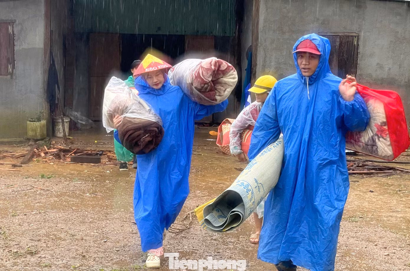 tp-ho-tro-ba-con-di-doi-khoi-vung-sat-lo.jpg