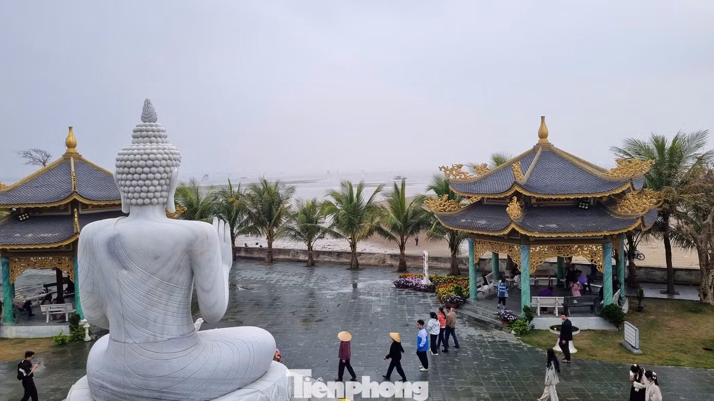 tp-du-khach-tham-quan-ngoi-chua-view-bien-o-thanh-hoa.jpg