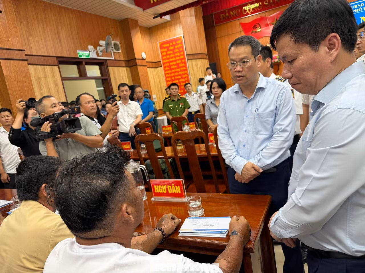tp-lanh-dao-dn-hoi-tham-chia-se-cung-ngu-dan.jpg