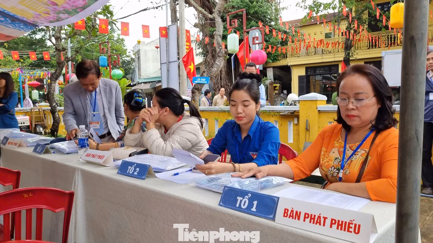 tp-luc-luong-ho-tro-tai-diem-bau-cu-so-8.jpg
