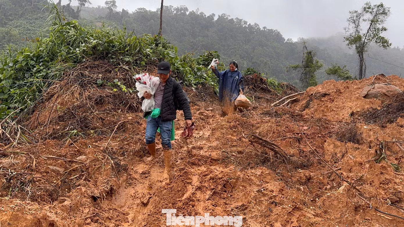 tp-thay-co-vung-cao-vuot-duong-sat-lo-2.jpg